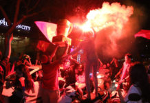 Nhìn từ màn “ăn mừng bóng đá”: Chúng ta nghèo nàn niềm vui như thế nào?