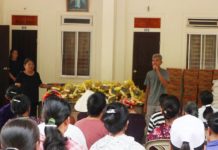 Hội Tình thương Việt Nam tại Hoa Kỳ trao 500 phần quà cho người nghèo tại Giáo phận Vinh