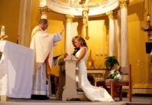 Hôn nhân một vợ một chồng: Thách đố hay hồng ân?