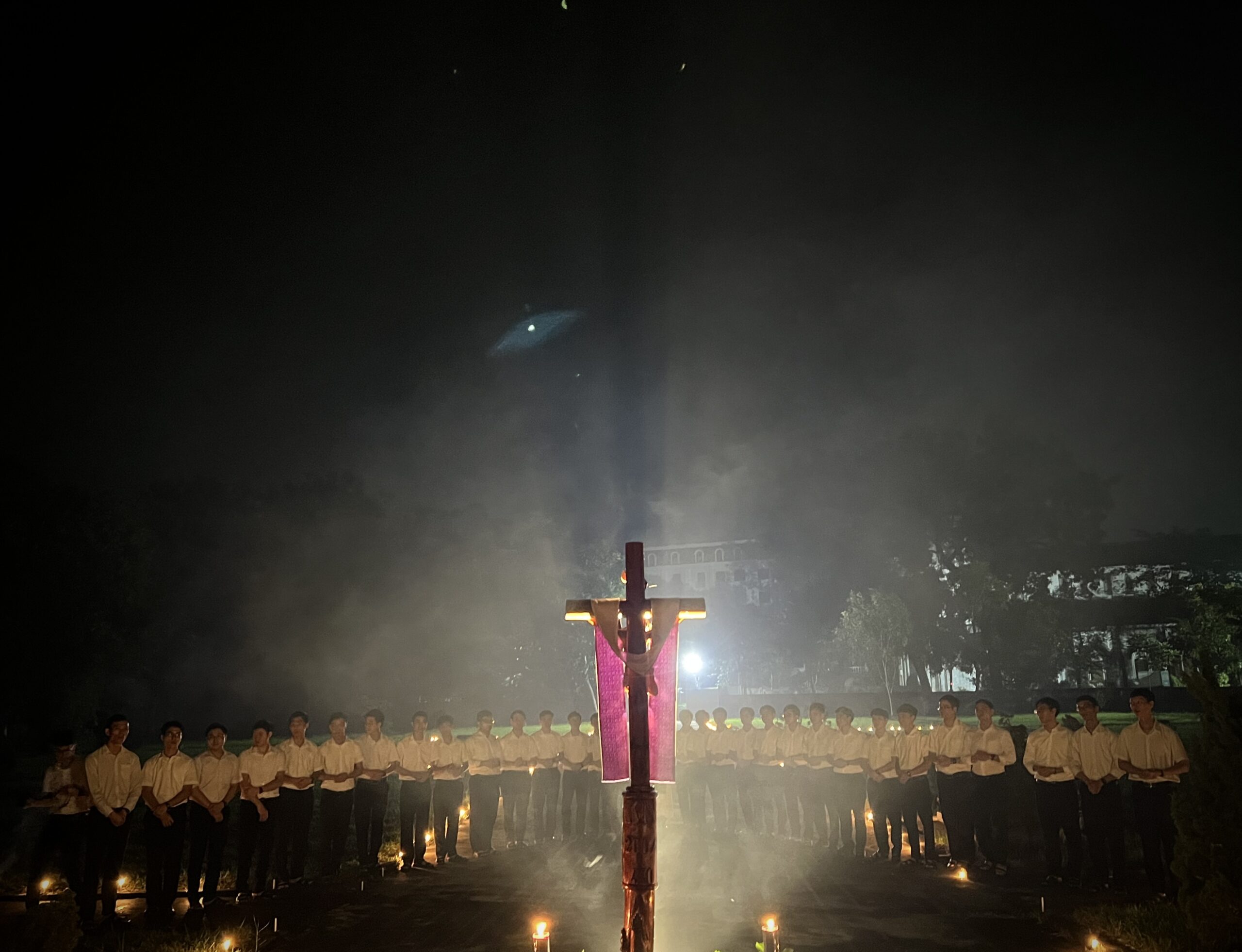 Tiền Chủng viện Xã Đoài viếng nghĩa trang Tòa Giám mục