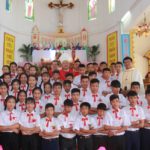 Tuần Chầu Đền tạ Chúa Giêsu Thánh Thể đầu tiên của giáo xứ Hiền Môn: 52 em lãnh nhận Bí tích Thêm Sức