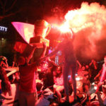 Nhìn từ màn “ăn mừng bóng đá”: Chúng ta nghèo nàn niềm vui như thế nào?