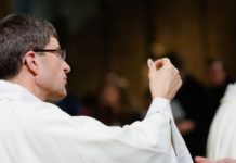 Ủy ban Phụng Tự giải thích về rước Mình Thánh Chúa trong hoàn cảnh hiện nay