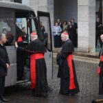 Trong thinh lặng của mật tuyển viện, một Giáo hội đang học cách sống với mạng xã hội